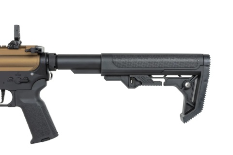 Karabinek ASG Specna Arms RRA SA-P25 PRIME™ HAL™ ETU Light Ops Stock Wersja High Torque Half-Tan