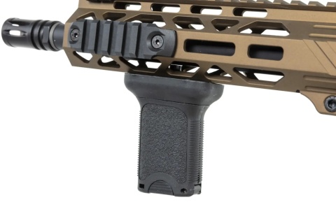 Karabinek ASG Specna Arms RRA SA-P25 PRIME™ HAL™ ETU Light Ops Stock Wersja High Torque Half-Tan