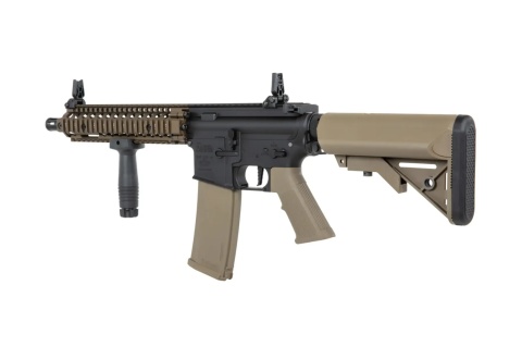 Karabinek ASG Specna Arms Daniel Defense® MK18 SA-P19 Prime™ HAL™ ETU z silnikiem bezszczotkowym Chaos Bronze Karabinek ASG Specna Arms Daniel Defense® MK18 SA-P19 Prime™ HAL™ ETU z silnikiem bezszczotkowym Chaos Bronze