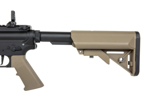 Karabinek ASG Specna Arms Daniel Defense® MK18 SA-P19 Prime™ HAL™ ETU z silnikiem bezszczotkowym Chaos Bronze Karabinek ASG Specna Arms Daniel Defense® MK18 SA-P19 Prime™ HAL™ ETU z silnikiem bezszczotkowym Chaos Bronze
