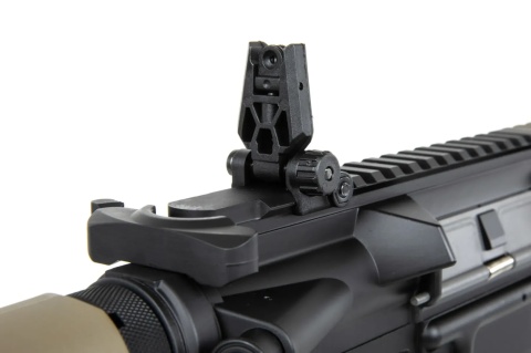 Karabinek ASG Specna Arms Daniel Defense® MK18 SA-P19 Prime™ HAL™ ETU z silnikiem bezszczotkowym Chaos Bronze Karabinek ASG Specna Arms Daniel Defense® MK18 SA-P19 Prime™ HAL™ ETU z silnikiem bezszczotkowym Chaos Bronze