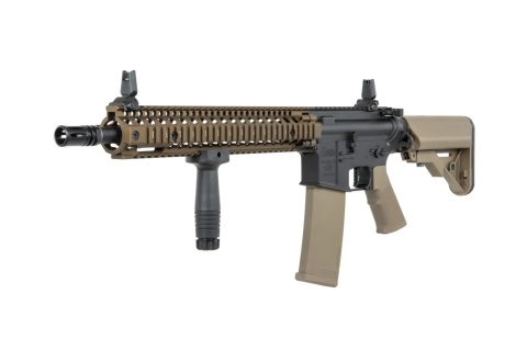 Karabinek ASG Specna Arms Daniel Defense® MK18 SA-P26 Prime™ HAL™ ETU z silnikiem bezszczotkowym Chaos Bronze Karabinek ASG Specna Arms Daniel Defense® MK18 SA-P26 Prime™ HAL™ ETU z silnikiem bezszczotkowym Chaos Bronze