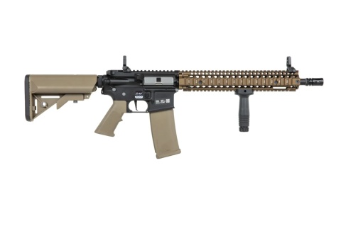 Karabinek ASG Specna Arms Daniel Defense® MK18 SA-P26 Prime™ HAL™ ETU z silnikiem bezszczotkowym Chaos Bronze Karabinek ASG Specna Arms Daniel Defense® MK18 SA-P26 Prime™ HAL™ ETU z silnikiem bezszczotkowym Chaos Bronze