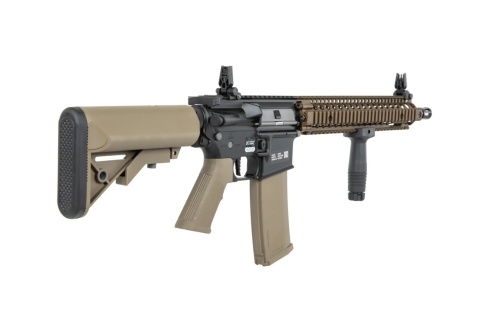 Karabinek ASG Specna Arms Daniel Defense® MK18 SA-P26 Prime™ HAL™ ETU z silnikiem bezszczotkowym Chaos Bronze Karabinek ASG Specna Arms Daniel Defense® MK18 SA-P26 Prime™ HAL™ ETU z silnikiem bezszczotkowym Chaos Bronze
