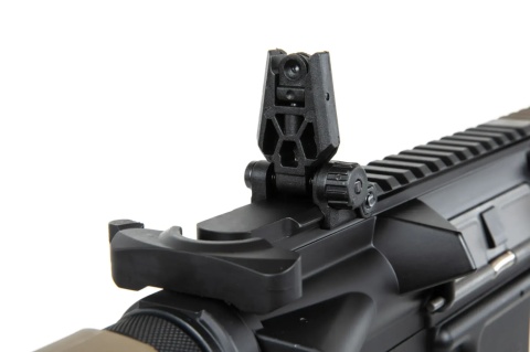 Karabinek ASG Specna Arms Daniel Defense® MK18 SA-P26 Prime™ HAL™ ETU z silnikiem bezszczotkowym Chaos Bronze Karabinek ASG Specna Arms Daniel Defense® MK18 SA-P26 Prime™ HAL™ ETU z silnikiem bezszczotkowym Chaos Bronze