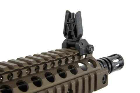 Karabinek ASG Specna Arms Daniel Defense® MK18 SA-P26 Prime™ HAL™ ETU z silnikiem bezszczotkowym Chaos Bronze Karabinek ASG Specna Arms Daniel Defense® MK18 SA-P26 Prime™ HAL™ ETU z silnikiem bezszczotkowym Chaos Bronze
