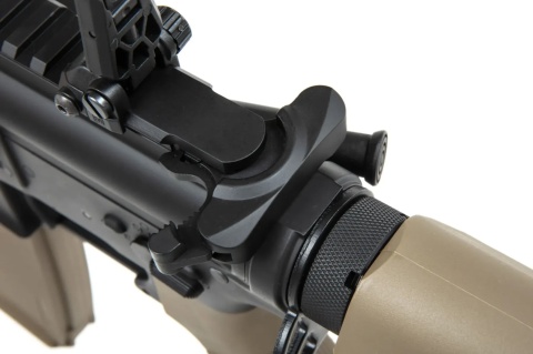 Karabinek ASG Specna Arms Daniel Defense® MK18 SA-P26 Prime™ HAL™ ETU z silnikiem bezszczotkowym Chaos Bronze Karabinek ASG Specna Arms Daniel Defense® MK18 SA-P26 Prime™ HAL™ ETU z silnikiem bezszczotkowym Chaos Bronze